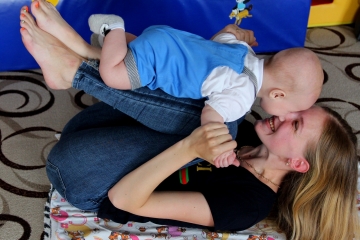Занятия "Беби-йога по системе Birthlight": польза и для мамы,  и для малыша